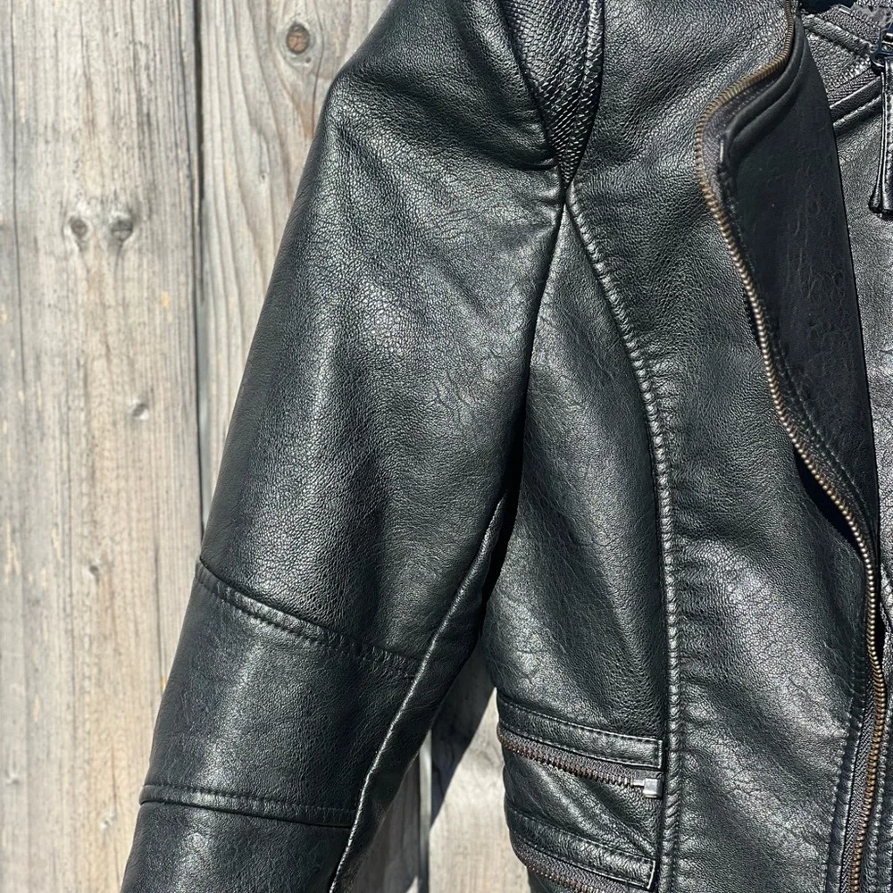 Elegant Black Leather Jacket - Picture 8 of 16